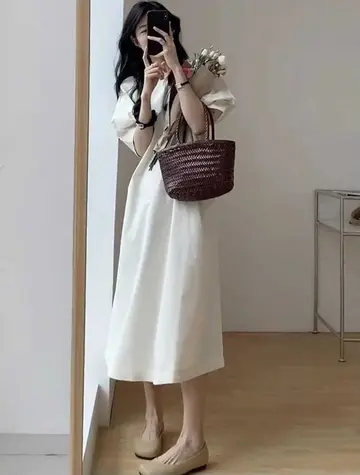 화이트 오버핏 롱원피스 전신 코디 사진