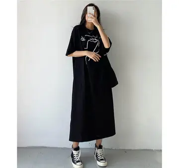 블랙·그레이 톤 원피스 전신 코디 사진