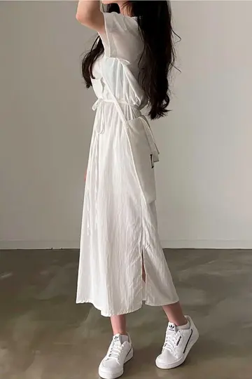 아이보리·화이트 톤 원피스 전신 코디 사진