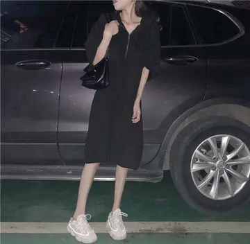 오버핏 롱원피스와 블랙 블라우스 전신 코디 사진