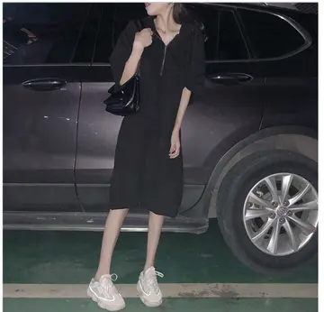 그레이·베이지 톤 롱원피스와 블라우스 전신 코디 사진