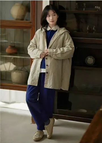 브라운·베이지 톤 재킷과 셔츠 전신 코디 사진