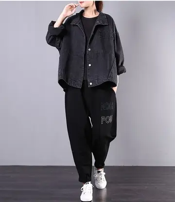 차콜·블랙 톤 청자켓과 조거팬츠 전신 코디 사진