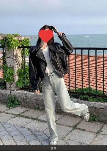 블랙 레더 재킷과 반팔티 전신 코디 사진