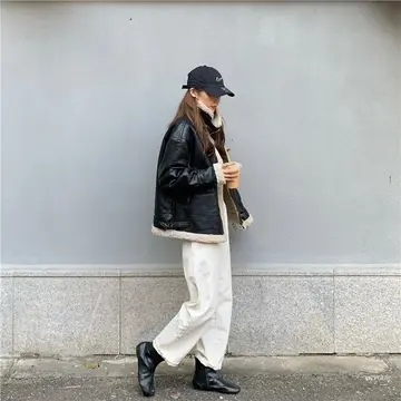 블랙 오버핏 레더 재킷과 아이보리 와이드팬츠 전신 코디 사진