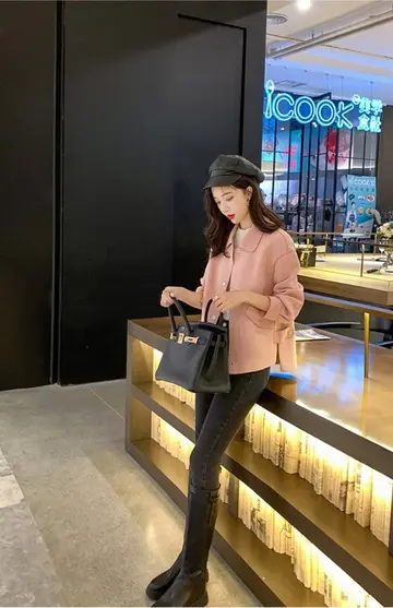 핑크 재킷과 블랙 레깅스 전신 코디 사진
