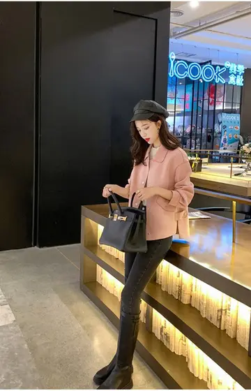 카멜·차콜 톤 재킷과 레깅스 전신 코디 사진