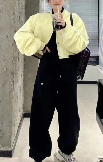 옐로우 오버핏 크롭 항공점퍼와 셔츠 전신 코디 사진