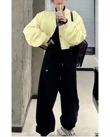 아이보리·베이지 톤 크롭 항공점퍼와 셔츠 전신 코디 사진