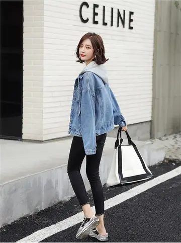 스카이블루 오버핏 데님 재킷과 청바지 전신 코디 사진