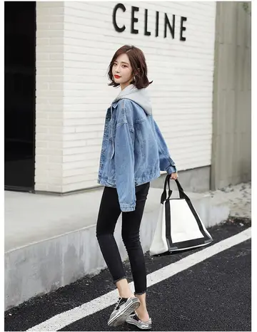 그레이·스카이블루 톤 데님 재킷과 청바지 전신 코디 사진