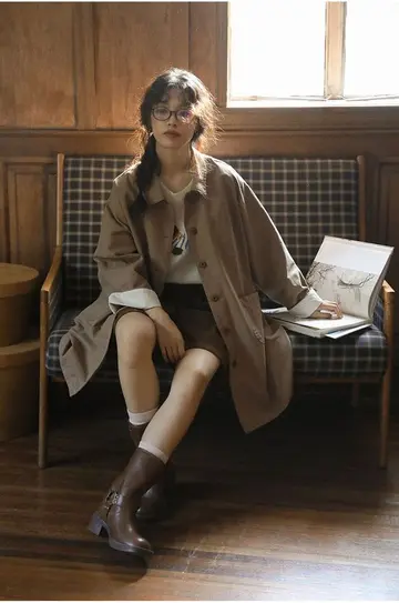브라운·블랙 톤 린넨 트렌치코트와 셔츠 전신 코디 사진