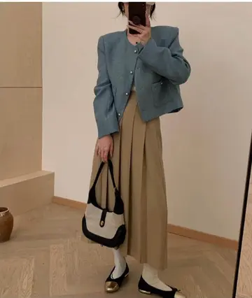 차콜·브라운 톤 오버핏 트위드자켓과 롱스커트 전신 코디 사진