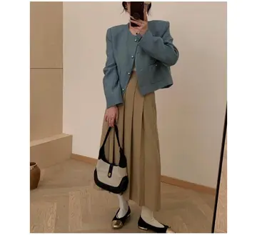 차콜·브라운 톤 트위드자켓과 롱스커트 전신 코디 사진