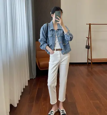 그레이·차콜 톤 데님 트위드자켓과 셔츠 전신 코디 사진