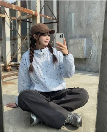스카이블루·그레이 톤 도트 후드집업과 카고팬츠 전신 코디 사진