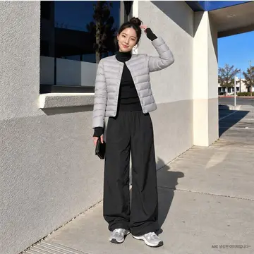 아이보리·블랙 톤 경량패딩과 와이드팬츠 전신 코디 사진