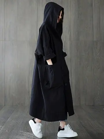 블랙·화이트 톤 롱코트와 후드티 전신 코디 사진