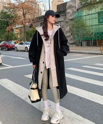 블랙 오버핏 롱코트와 반팔티 전신 코디 사진