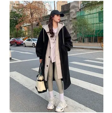 블랙·베이지 톤 롱코트와 반팔티 전신 코디 사진