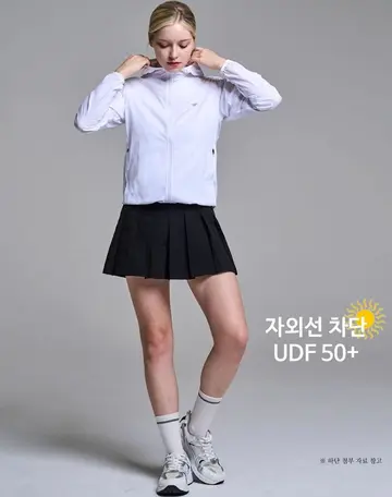 화이트·스카이블루 톤 바람막이와 미니스커트 전신 코디 사진