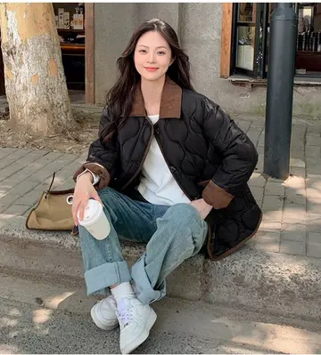 블랙·차콜 톤 코듀로이 패딩과 셔츠 전신 코디 사진