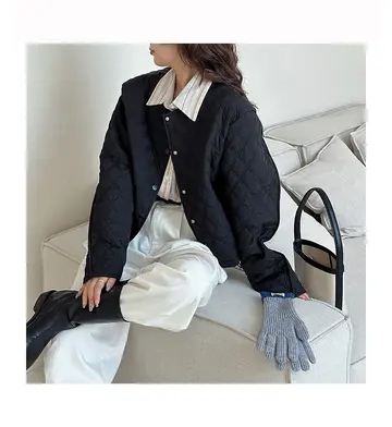 블랙·그레이 톤 퀼팅 숏패딩과 셔츠 전신 코디 사진