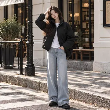블랙 오버핏 재킷과 청바지 전신 코디 사진