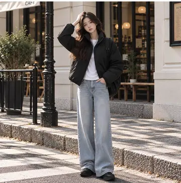 블랙·스카이블루 톤 재킷과 청바지 전신 코디 사진