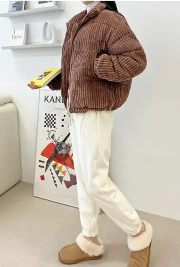 브라운 오버핏 패딩과 아이보리 조거팬츠 전신 코디 사진