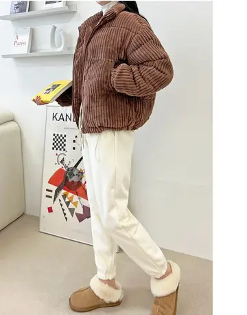 브라운·베이지 톤 패딩과 조거팬츠 전신 코디 사진