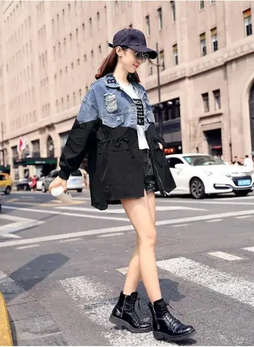 블랙·그레이 톤 데님 점퍼와 나시 전신 코디 사진