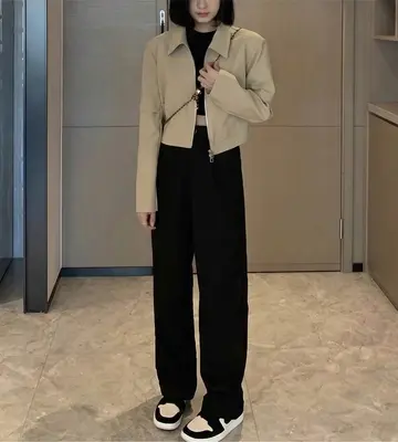 오버핏 크롭 점퍼와 블랙 와이드팬츠 전신 코디 사진