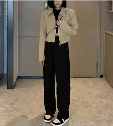 카키·블랙 톤 크롭 점퍼와 와이드팬츠 전신 코디 사진
