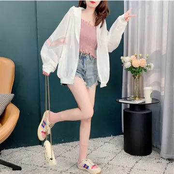 아이보리·핑크 톤 후드집업과 반바지 전신 코디 사진