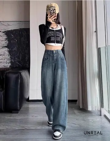 블랙·아이보리 톤 오버핏 와이드 청바지와 나시 전신 코디 사진