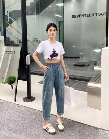 화이트·그레이 톤 청바지와 반팔티 전신 코디 사진