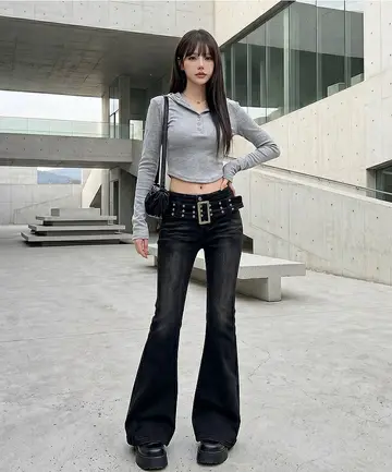 그레이·블랙 톤 부츠컷 청바지와 긴팔티 전신 코디 사진