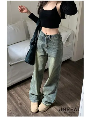 블랙·그레이 톤 와이드 청바지와 나시 전신 코디 사진