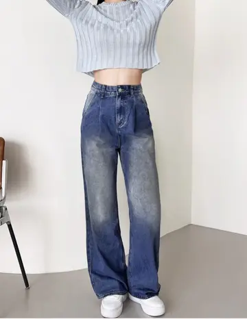 그레이·네이비 톤 와이드 청바지와 니트 전신 코디 사진