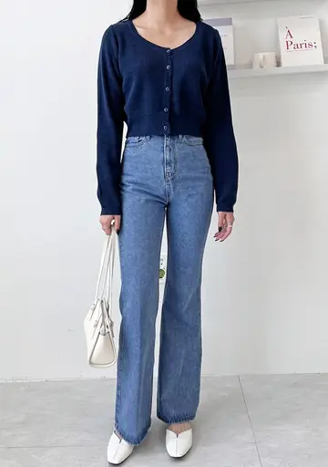 네이비 오버핏 크롭 가디건과 청바지 전신 코디 사진