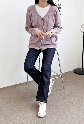 그레이·차콜 톤 가디건과 청바지 전신 코디 사진