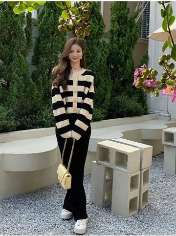 블랙·베이지 톤 스트라이프 가디건과 와이드팬츠 전신 코디 사진