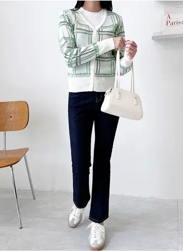 베이지·그레이 톤 가디건과 청바지 전신 코디 사진
