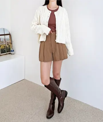 화이트 오버핏 꽈배기 가디건과 반바지 전신 코디 사진