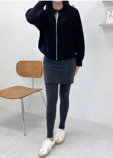 블랙·그레이 톤 가디건과 미니스커트 전신 코디 사진