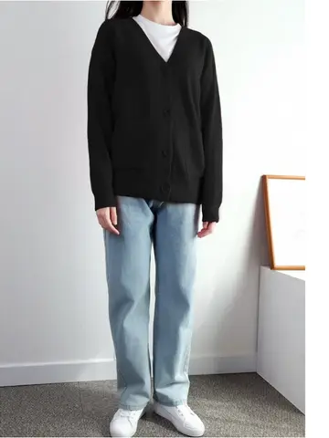 블랙 오버핏 가디건과 청바지 전신 코디 사진