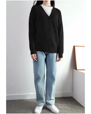 블랙·화이트 톤 가디건과 청바지 전신 코디 사진