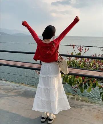 레드 오버핏 가디건과 화이트 롱스커트 전신 코디 사진