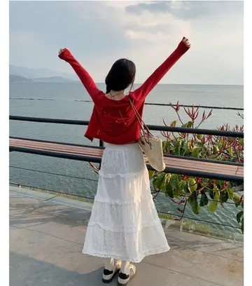 아이보리·베이지 톤 가디건과 롱스커트 전신 코디 사진